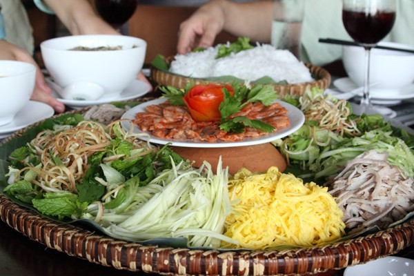 Nồi lẩu bốc khói thơm ngon bên cạnh “bông hoa lẩu thả” mang đến sự hấp dẫn như gọi mời, khiến ai cũng khó lòng cưỡng lại.