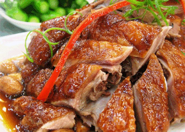 Vịt ở đây được nuôi thả trên các khe suối, kiếm ăn tự nhiên trong nguồn nước chảy từ núi đá, nên thịt có vị thơm ngon nức tiếng gần xa. Chính vì thế vịt Cổ Lũng còn gọi là vịt “Tiến vua”, đủ để thấy sự quý hiếm và thơm ngon của loài vịt này.