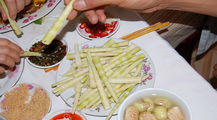 Măng đắng: Mưa phùn mùa xuân bắt đầu lắc rắc, người Thái ở Pù Luông chỉ cần vào rừng một lúc là mang về cả bồ măng. Thứ măng có vị đắng bùi, đưa vào miệng còn nhăn mặt nhưng chỉ cần nhai một lúc sẽ cảm nhận được vị ngọt bùi của măng.