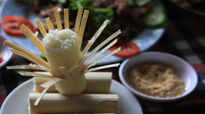Cơm lam ở Pù Luông có vị ngon đặc biệt bởi dùng loại gạo nương có hạt to, mẩy, trắng và có mùi thơm. Đây là một món ăn rất giản dị mang hương vị đặc trưng của núi rừng, sự hòa quyện giữa mùi thơm của gạo nếp với hương thơm của tre, nứa tiết ra, tạo nên dư vị hấp dẫn của cơm lam Pù Luông.