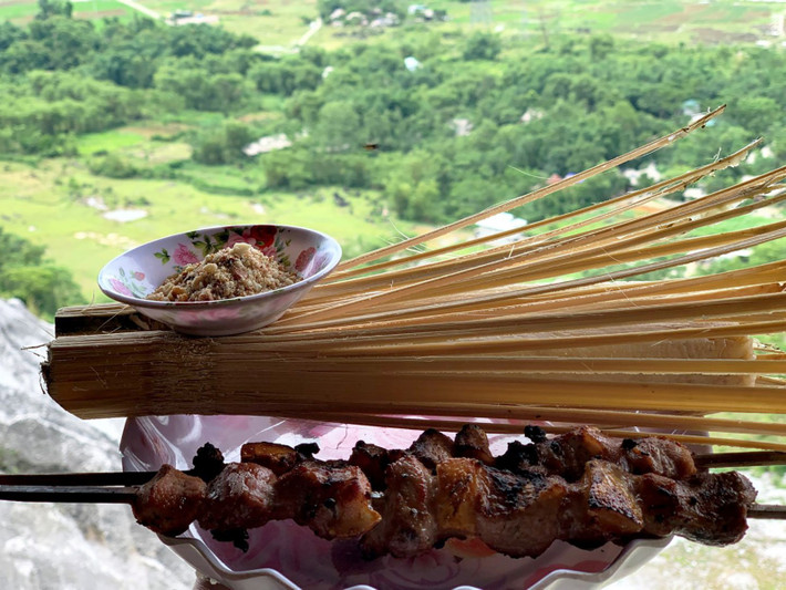 Đặc sản Pù Luông nổi tiếng nhất chính là cơm lam ăn kèm thịt nướng. Nguyên liệu chính để làm món này là heo cỏ. Thịt ba chỉ thái vừa ăn, ướp gia vị rồi quấn lá bưởi bên ngoài, kẹp vào thanh tre nướng trên than hồng. Dưới sức nóng của than, thịt săn vàng, tỏa mùi thơm. Món này thường ăn kèm với cơm lam, muối vừng.