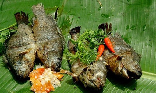 Bắc lò than quạt chờ than thật đượm, mở vỉ nướng xếp lót lá chanh rồi đặt cá lên, xếp chồng lên cá một lớp lá chanh khác rồi kẹp chặt vỉ đặt lên nướng. Lật vỉ nướng hai mặt cho đều. Chờ đến khi lá chanh cháy xém thì cá chín. Dùng đĩa rải rau răm và hành rồi gắp cá xếp lên trên, rắc tiếp phần rau và hành còn lại lên mình cá. Cá nướng ăn nóng với muối ớt, hương vị chanh, rau răm với cá nướng thơm lại là một dư vị đặc trưng khác nữa.