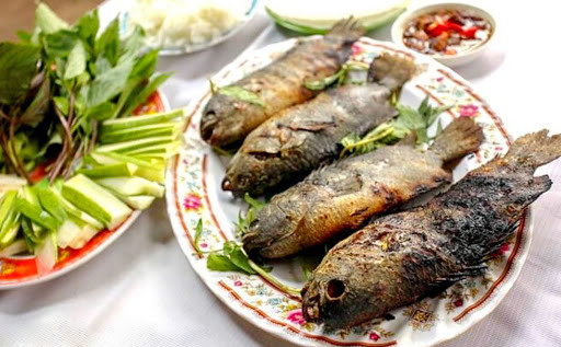 Cá rô nướng lá chanh thì có công phu hơn. Cá làm sạch để thật ráo. Ướp cá bằng cách trộn đều muối, ớt trái, tỏi giã dập, chút đường theo liều lượng, xóc cá đều rồi để 3 tiếng đồng hồ cho ngấm. Rau răm, hành lá bỏ gốc, rửa sạch ngắt ngọn, đầu hành chẻ cọng mỏng, lá hành thái nhỏ, trộn đầu hành, lá hành, rau răm cho đều để sẵn.