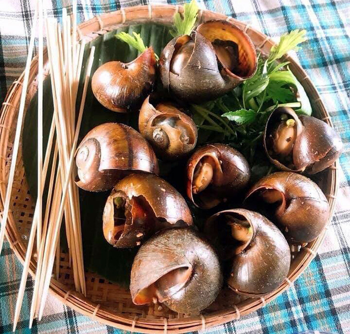 Khoảng 20 phút khi ốc đã uống hết nước, ta bắt từng con vạt đít, cho vào nồi có sẵn một lớp sả, chút muối và đổ thêm ít nước, đun chừng mười phút thì sôi, các con ốc đã há miệng. Bưng nồi ốc đảo đi đảo lại vài lần cho đều rồi đặt lại bếp độ vài phút là ốc chín.