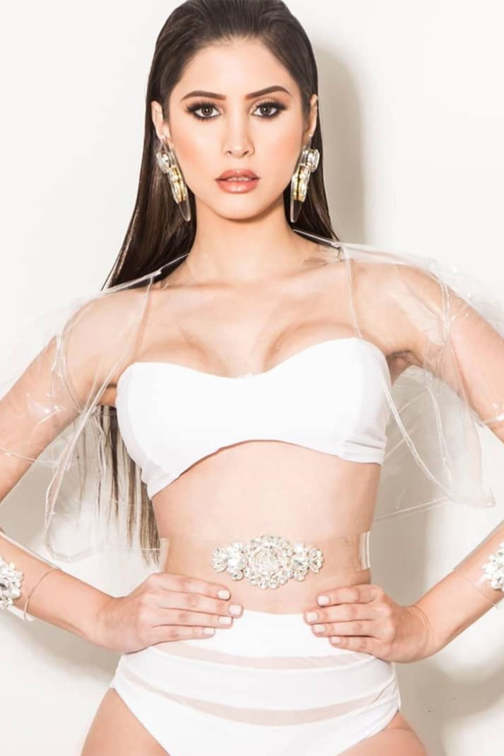 Trên trang cá nhân, người đẹp thường xuyên đăng tải những hình ảnh quyến rũ với trang phục áo tắm nóng bỏng.