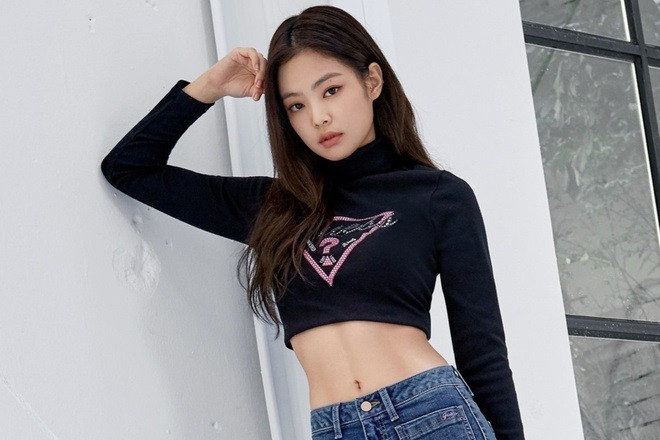 Một nguồn tin cho hay để duy trì được số đo vòng eo chỉ 50cm, Jennie phải tuân thủ chế độ ăn kiêng nghiêm ngặt. Cô gái sinh năm 1996 luôn ăn uống đầy đủ, không bỏ bữa nhưng bị kiểm soát về lượng calo nạp vào cơ thể.