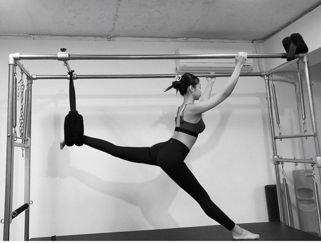 Bên cạnh đó, nữ ca sĩ Hàn còn yêu thích bộ môn yoga và pilates. Cô kết hợp hai phương pháp này để giảm mỡ cho toàn cơ thể.