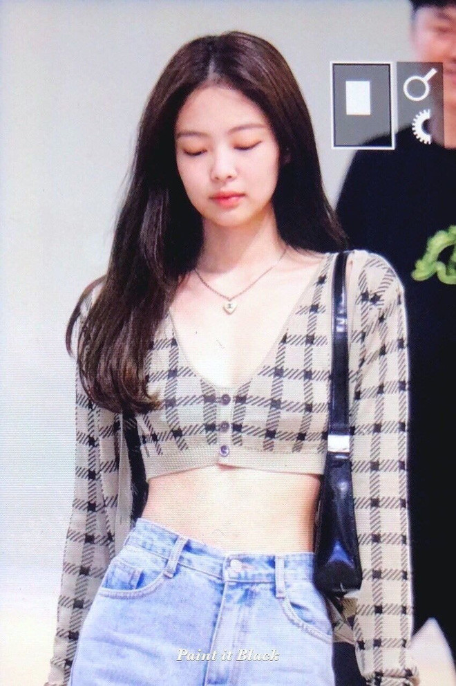 Mỗi bữa ăn, Jennie bổ sung đủ chất dinh dưỡng. Cô chia đều thực đơn thành nhiều bữa nhỏ trong ngày. Đặc biệt, nữ thần tượng thường tránh ăn đồ mặn vì muối có thể trữ nước, tích tụ mỡ thừa trong cơ thể.