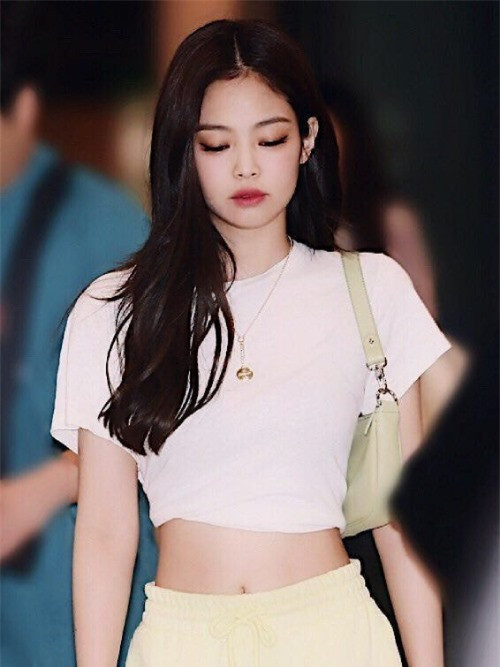 Với lợi thế của mình, Jennie thường khéo khoe eo trong các bộ trang phục sexy. Mời độc giả theo dõi video "Cách làm đẹp Avatar Facebook bằng video". Nguồn: VTC.