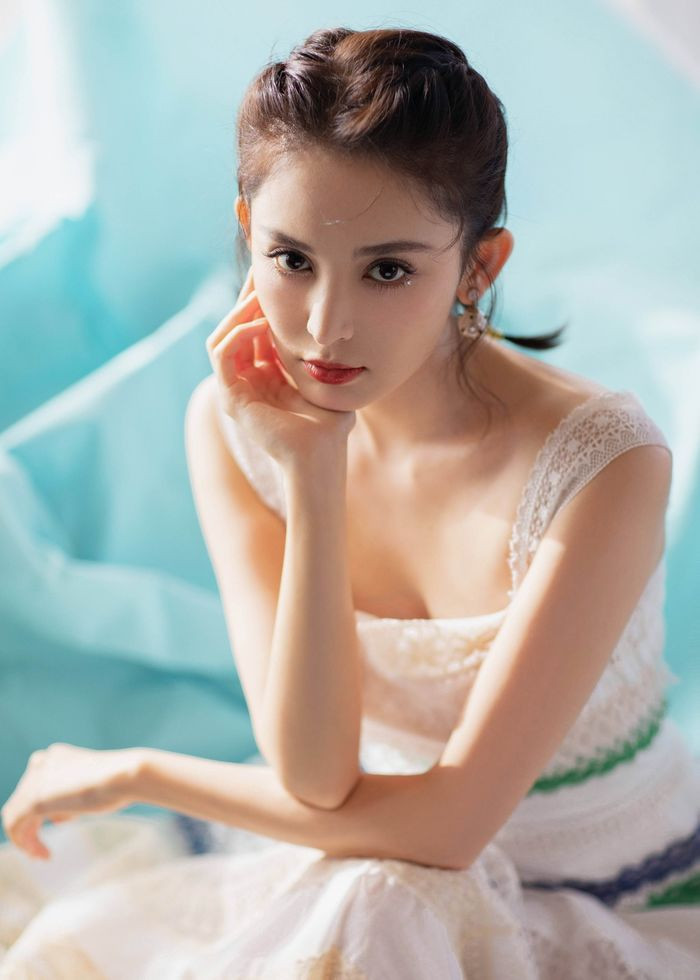 Cổ Lực Na Trát cũng được ca ngợi là mỹ nhân đẹp nhất nhì màn ảnh Hoa ngữ. Giống như Địch Lệ Nhiệt Ba, mỹ nhân này cũng chú trọng vào dưỡng ẩm, chống nắng và bước tẩy trang để giữ dàn da trắng mịn không tỳ vết. Cổ Lực Na Trát thường sử dụng xịt khoáng để cân bằng độ pH cho da, chống khô da. Bên cạnh đó, máy phun sương cũng là một biện pháp để mỹ nhân này giữ ẩm cho không khí, tránh khô da.