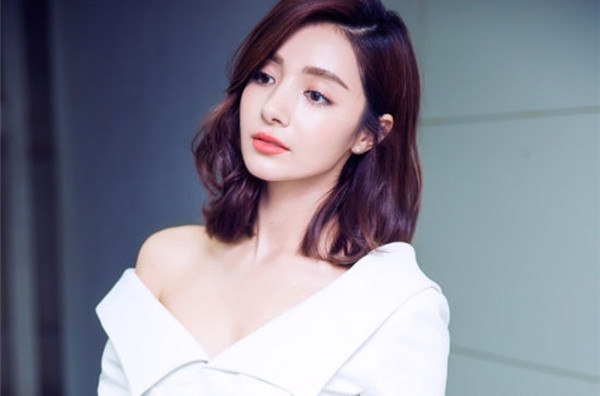 Mỹ nhân Tân Cương rất nghiêm khắc trong ăn uống. Cô hạn chế ăn những món dễ gây béo như nhiều dầu mỡ, đường, tinh bột... Mạch Địch Na thích nấu ăn, đặc biệt là làm bánh ngọt nhưng khi làm xong cô chỉ ăn vài miếng nhỏ để thưởng thức, trách nguy cơ tăng cân. Ảnh: Internet. Mời độc giả theo dõi video "Cách làm đẹp Avatar Facebook bằng video". Nguồn: VTC.