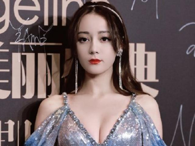 Địch Lệ Nhiệt Ba thường có thói quen sử dụng khăn ướt sạch để đắp lên mặt 2 phút mỗi sáng và sau khi ra nắng để hạ nhiệt cho da và cấp ẩm kịp thời. Bên cạnh đó, mỹ nhân này cũng thường xuyên đắp mặt nạ hoa quả, rau củ để cung cấp cho da các vitamin và làm da sáng hơn.