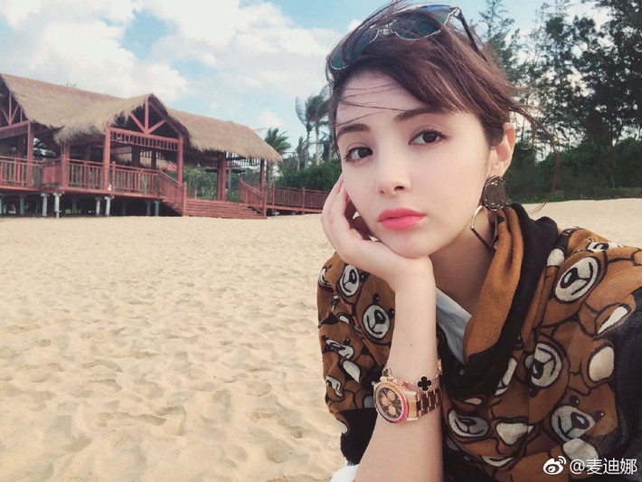 Xịt khoáng là món đồ không thể thiếu của Mạch Địch Na. Cô nhận thấy, việc quay phim liên tục sẽ khiến da thiếu nước, dễ xuất hiện nếp nhăn, nổi mụn, xỉn màu và lão hóa nhanh nên việc cấp nước cho da rất cần thiết. Ngoài việc dùng xịt khoáng, Mạch Địch Na cũng uống nhiều nước để chăm sóc da từ bên trong.
