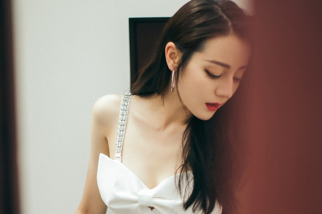 Địch Lệ Nhiệt Ba cực kỳ chú trọng bước tẩy trang. Cô nàng thậm chí từng dành hơn 1,5 giờ để tẩy trang dù có trang điểm hay không. Sau khi tẩy trang kỹ càng, Nhiệt Ba sẽ rửa mặt bằng sữa tươi giúp da trắng sáng hơn. Nữ diễn viên ưu tiên sử dụng các sản phẩm làm đẹp có nguồn gốc tự nhiên để tránh kích ứng da. Ngoài ra, Địch Lệ Nhiệt Ba còn duy trì việc tập yoga mỗi ngày để giữ cho da đẹp, hồng hào và cơ thể cân đối.