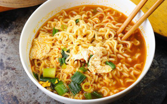 Mì chứa nhiều carbohydrate, sau khi ăn sẽ chuyển thành chất béo gây đầy bụng, béo phì. Ngoài ra, hầu hết các loại mì đều khiến cơ thể có chỉ số đường huyết cao, giấc ngủ không ngon, dễ thức giấc giữa chừng. Ảnh: Internet, BS.
