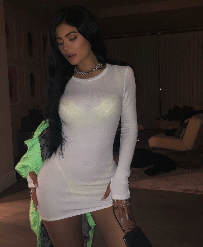 Kylie cũng từng gây khó hiểu khi diện mẫu đầm trắng chất liệu vải mỏng, lộ nội y sắc xanh neon nổi bật.
