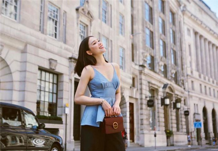 Thỉnh thoảng, Linh Rin cũng "đổi gió" với các thiết kế hai dây giúp cô khoe vòng một gợi cảm. Ảnh: IG, FB.
