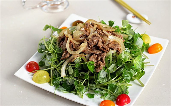 1. Rau càng cua trộn thịt bò: Bạn có thể chế biến nhiều món ngon từ rau càng cua mà ăn mãi chẳng ngán chẳng hạn như rau càng cua trộn thịt bò. Món này gồm các nguyên liệu: 300g thịt bò, 300g rau càng cua, 1/4 củ hành tây, 4 trái cà chua bi, 1 thìa cà phê tỏi băm, 1 thìa súp hành phi, 1 thìa súp dầu ăn.