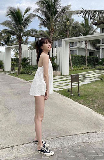 Ưu điểm của mốt “giấu quần” là khoe được đôi chân dài triệt để, dù kín nhưng vẫn tạo cảm giác như không mặc gì gây tò mò, kích thích.
