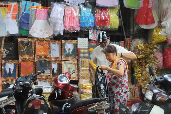 Nhiều cửa hàng bày bán vàng mã nhưng chỉ có lác đác người mua với số lượng không nhiều.