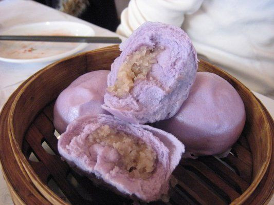 Mọi người cũng tin rằng ăn khoai môn trong Tết Trung Thu có thể xua tan vận rủi, giúp mang lại may mắn và sự giàu có. Truyền thống này bắt đầu từ thời nhà Thanh (1644-1912).