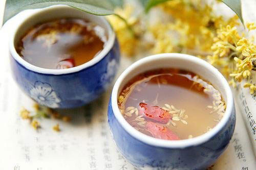 7. Rượu hoa quế lên men: Uống rượu lên men với hoa quế có lịch sử lâu đời ở Trung Quốc. Họ đã bắt đầu uống loại rượu này từ cách đây hơn 2.000 năm. Dịp Trung thu cũng là mùa hoa mộc quế đang nở rộ. Uống rượu hoa mộc quế trong mùa Thu tượng trưng cho sự đoàn tụ trong gia đình và cuộc sống hạnh phúc, viên mãn. Ảnh: Internet.