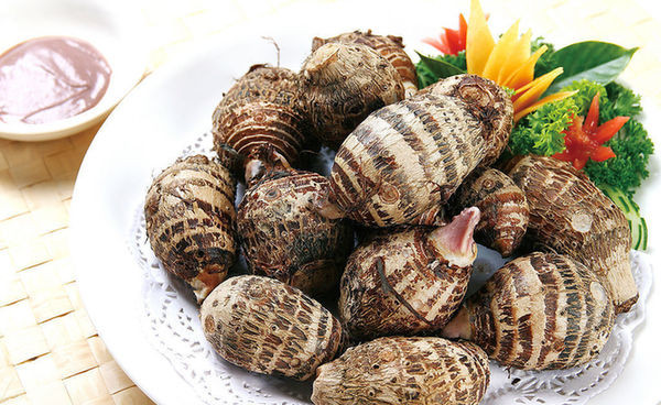 3. Khoai môn: Khoai môn cũng là loại thực phẩm thu hoạch vào khoảng thời gian diễn ra Tết Trung thu. Mọi người yêu thích sự tươi ngon và vị mềm dẻo của loại rau củ này. Một trong những cách chế biến phổ biến nhất ở Trung Quốc cắt khoai thành từng miếng nhỏ, chiên kĩ, rồi phủ xi-rô. Đây luôn được xem là một món ăn phổ biến đối với những ai ưa vị ngọt.