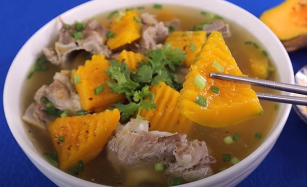 Theo truyền thuyết, một cặp vợ chồng cùng với con gái của họ sống tại chân núi Nam. Hai vợ chồng già ốm nặng vì thiếu thức ăn và quần áo. Một ngày nọ, con gái họ tìm được một quả bí ngô khi đang làm việc trên một cánh đồng. Cô đã mang quả bí về nhà, nấu chín cho bố và mẹ cô. Lạ lùng thay, cha mẹ cô dần hồi phục sau khi ăn bí.