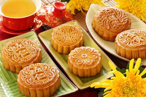 Ngoài ra, mâm cỗ Trung thu gồm có hai loại bánh đặc trưng là bánh dẻo và bánh nướng. Kèm theo đó là trà ướp sen, trà ướp hương lài mang sự thanh nhã cho đêm trăng.