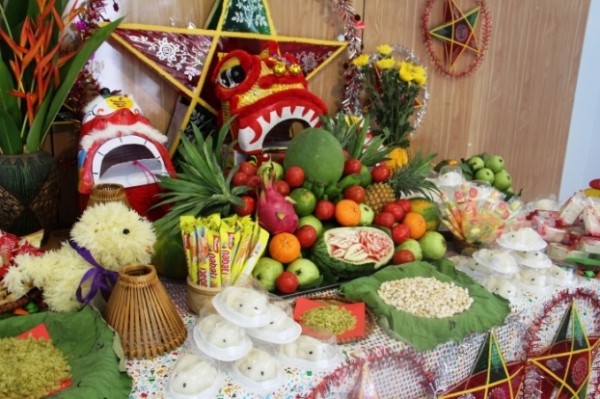 Mâm cỗ trông trăng cần chuẩn bị thêm những đồ hàng mã đồ chơi như chiếc đèn ông sao... Tùy điều kiện mà mỗi nhà có cách sửa soạn mâm cỗ Trung thu khác nhau nhưng không thể thiếu nải chuối chín vàng, quả hồng đỏ, quả na, trái bưởi, trái lựu...