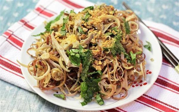 Canh hoa chuối thịt heo. Nguyên liệu: Thịt lợn, bắp chuối, gia vị. Thịt thái miếng mỏng, ướp gia vị: hạt nêm, bột ngọt, đường, hành, tiêu, tỏi, ớt.