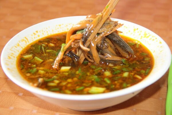 Tuy nhiên, dù được làm với cách nào thì món lươn om vẫn giữ nguyên được hương vị đặc trưng của món ăn. Ảnh: Internet. Mời độc giả theo dõi video "Chế biến món ngon từ nấm đông cô". Nguồn: VTC.