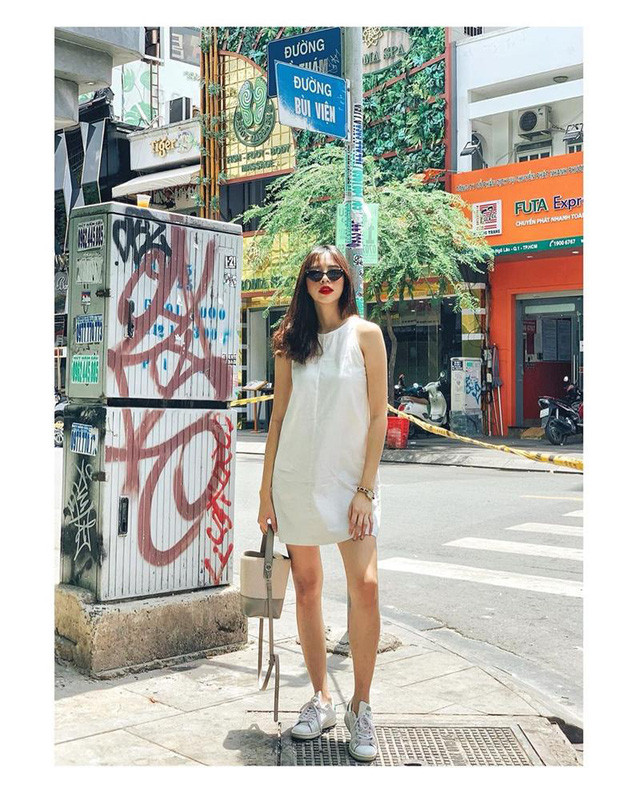 Sở hữu chiều cao 1m69, Khánh Linh thường xuyên khoe chân dài với những kiểu đầm ngắn.