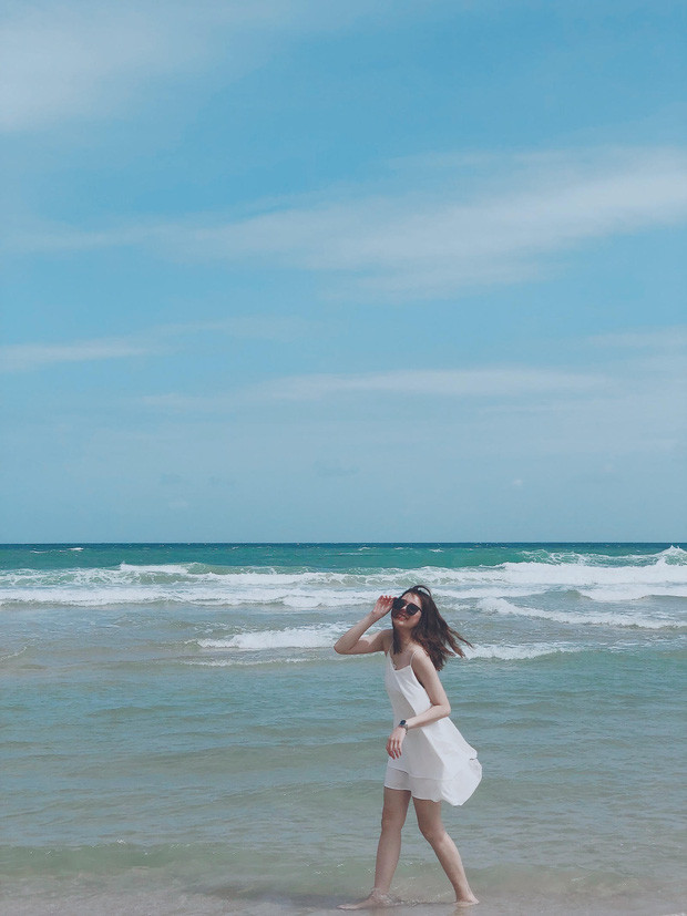 Khi đi biển, Khánh Linh lại phóng khoáng hơn với váy hai dây dáng suông nhẹ nhàng.