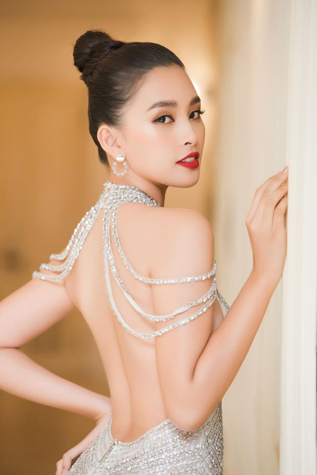 Hoa hậu Trần Tiểu Vy khiến người đối diện khó có thể rời mắt khi xuất hiện xinh đẹp và lộng lẫy. Người đẹp diện bộ đầm dạ hội xuyên thấu lộ lưng trần nuột nà, gợi cảm.
