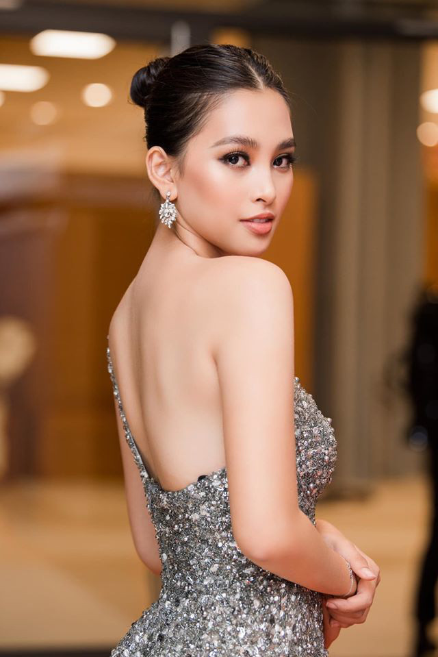 Nếu như đời thường, Tiểu Vy thường để mặt mộc, mặc những bộ trang phục giản dị đúng chất sinh viên thì khi tham gia những sự kiện giải trí, thời trang, nhiều người nhận xét dường như Tiểu Vy trở thành một con người hoàn toàn khác.