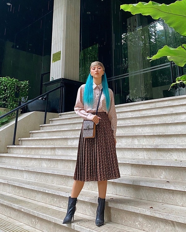 Quỳnh Anh Shyn chất lừ khi diện cả cây đồ của thương hiệu Burberry họa tiết monogram.