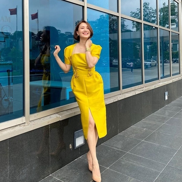 Chiếc đầm vàng rực rỡ với phần xẻ tinh tế của Hồng Diễm làm nổi bật cả khu phố.