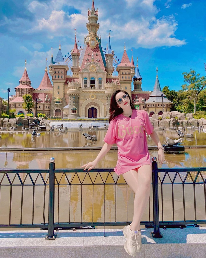 Diện áo phông phom rộng theo style “giấu quần”, Bảo Thy khéo khoe khéo chân thon.