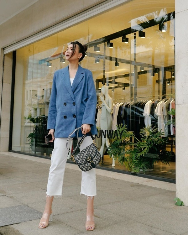 Phối đồ xuống phố ngày thu đơn giản, Thanh Hằng chọn áo blazer mỏng phối cùng quần jeans trắng dáng lửng.