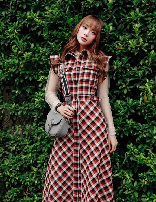 Xuống phố những ngày giao mùa, Minh Hằng phối chiếc đầm kẻ tartan với áo xuyên thấu dài tay.