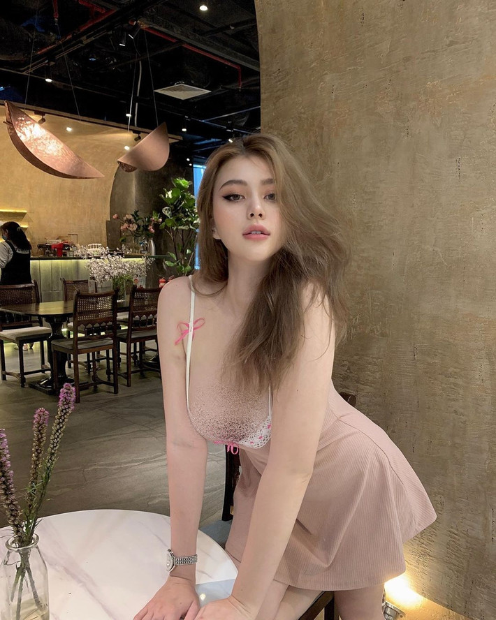 Theo đuổi gu ăn mặc gợi cảm khi còn nhỏ khiến Wilson Nhật Anh chịu không ít xì xào.