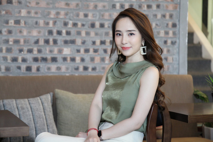 Để dưỡng đôi môi, nữ diễn viên Quỳnh Nga lại chọn cách đắp mặt nạ môi bằng những sản phẩm làm đẹp từ xứ sở hoa anh đào. Cô thường dành 15 phút để dán miếng mặt nạ môi để giúp môi không bị khô, nứt nẻ mà căng mọng, mịn màng.
