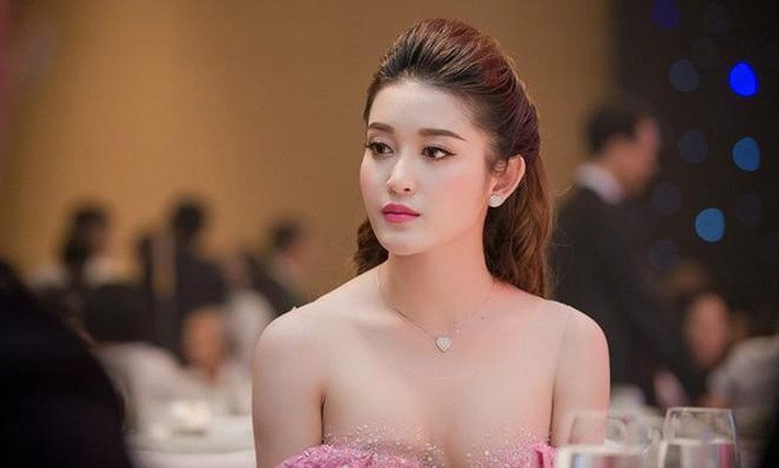 Á hậu Huyền My thường thoa son dưỡng để bảo vệ môi trước khi tô son màu. Ngoài ra, cô còn tẩy da chết 2-3 lần/tuần để môi luôn mềm mịn. Mặt nạ mật ong là loại mặt nạ mà Huyền My yêu thích. Cô sử dụng trước khi đi ngủ để môi luôn mềm mịn và hồng hào tự nhiên.