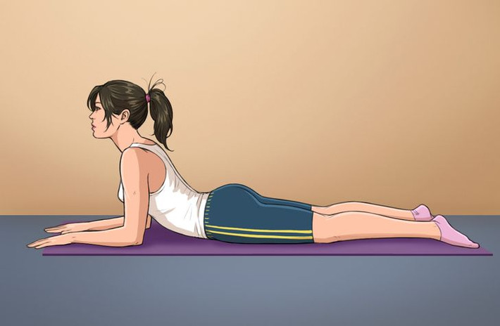 Tư thế nhân sư: Nằm sấp xuống thảm, mũi chân úp, cánh tay úp xuống thảm. Nâng cao người, mắt nhìn thẳng, giữ trong vài nhịp thở. Lặp lại động tác 10 lần.