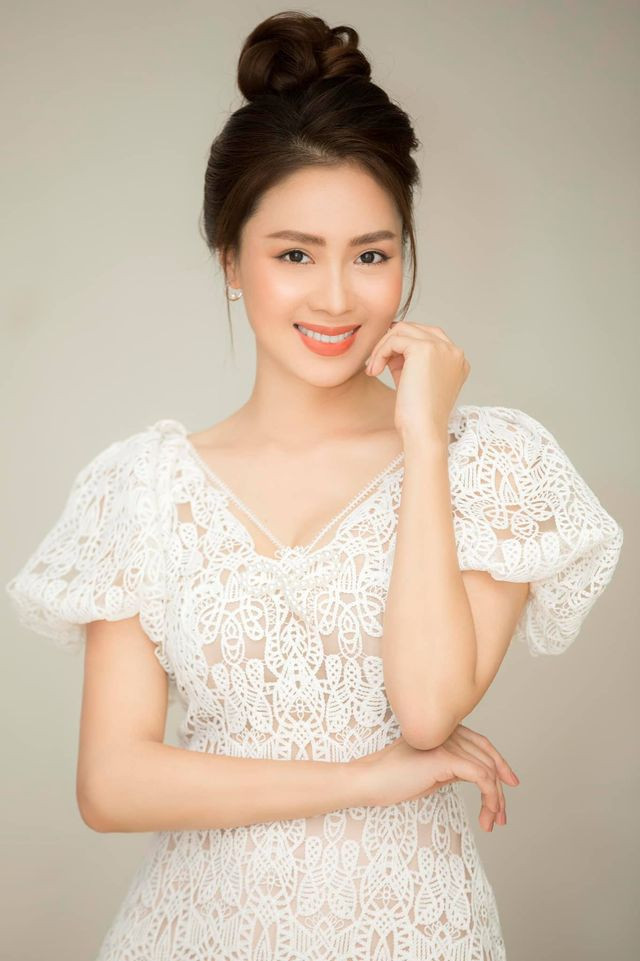 Thiết kế xuyên thấu cũng được nữ diễn viên đặc biệt ưu ái khi đi sự kiện. Ảnh: FBNV. Mời độc giả theo dõi video "Minh Hằng chia sẻ về phong cách thời trang". Nguồn: VTC.