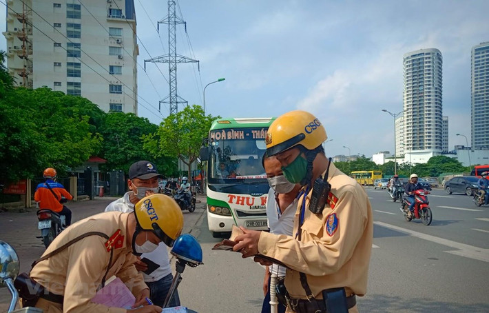 Đại tá Dương Đức Hải, Trưởng Phòng CSGT, Công an thành phố Hà Nội (PC08) cho biết, CSGT sẽ lập và nhập biên bản VPHC vào hệ thống phần mềm xử lý vi phạm trên Cổng DVCQG, sau đó hệ thống sẽ tự động ra quyết định xử phạt VPHC, gửi số quyết định đến cho người vi phạm qua số điện thoại đăng ký. Từ số (mã) quyết định vi phạm này, người vi phạm có thể vào hệ thống tra cứu thông tin, tiến hành nộp phạt trực tuyến tại nhà.