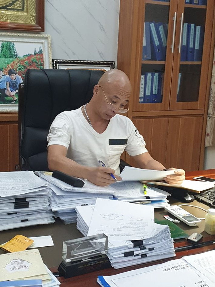 Do anh Trịnh Ngọc Anh và người nhận hàng không thống nhất được địa điểm giao hàng nên xảy ra mâu thuẫn và giao hàng muộn. Sau đó, ông Nguyễn Xuân Đường, chồng của bị can Nguyễn Thị Dương đã gọi điện đe dọa, yêu cầu anh Ngọc Anh về Thái Bình gặp Đường.