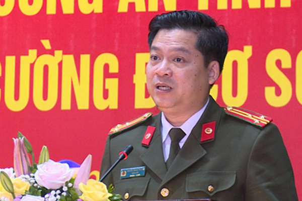 Thượng tá Nguyễn Thanh Trường, Giám đốc Công an tỉnh Thái Bình cho biết, trước hết cơ quan CSĐT Công an tỉnh Thái Bình sẽ tập trung củng cố chặt chẽ các tài liệu, chứng cứ để xử lý các đối tượng theo đúng quy định của pháp luật trong vụ án “Cố ý gây thương tích” xảy ra ngày 30/3 tại trụ sở Công ty TNHH Đường Dương. Đồng thời, Ban Giám đốc Công an tỉnh sẽ chỉ đạo, phân công các đơn vị nghiệp vụ nắm tình hình, thu thập chứng cứ, củng cố tài liệu về các hành vi phạm tội nghi vấn liên quan đến vợ chồng Nguyễn Xuân Đường. >>> Mời độc giả xem thêm video Băng nhóm Đường Nhuệ "làm luật" cả người chết Nguồn: VTC Nows.