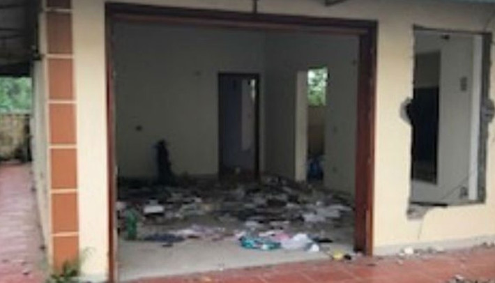Điển hình là vụ việc mang dáng dấp “xã hội đen” thu hút sự chú ý của dư luận năm 2019 là việc chủ doanh nghiệp chế biến, sản xuất gỗ Lâm Quyết là ông Nguyễn Văn Lẫm và bà Phạm Thị Quyết có đơn trình báo, tố giác tội phạm đến cơ quan công an TP Thái Bình, tố cáo việc ông Nguyễn Xuân Đường chỉ đạo nhóm người xăm trổ, mang theo hung khí đến trụ sở Công ty Lâm Quyết để xiết nợ, đập phá đồ đạc, đuổi công nhân ra ngoài, lấy đi tài liệu, sổ sách. Ảnh: Báo PLVN